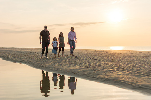 Fotograf Spiekeroog - Familienfotoshooting - Strandspaziergang - Gegenlicht
