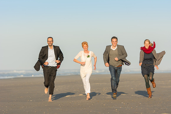 Hochzeitspaar & Trauzeugen rennen