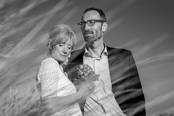 Hochzeit Spiekeroog - Fotograf Spiekeroog - Hochzeitsfoto Brautpaar Dünengras