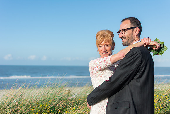 Hochzeit Spiekeroog - Fotograf Spiekeroog - Hochzeitsfoto Brautpaar - Dünenkante - Meer